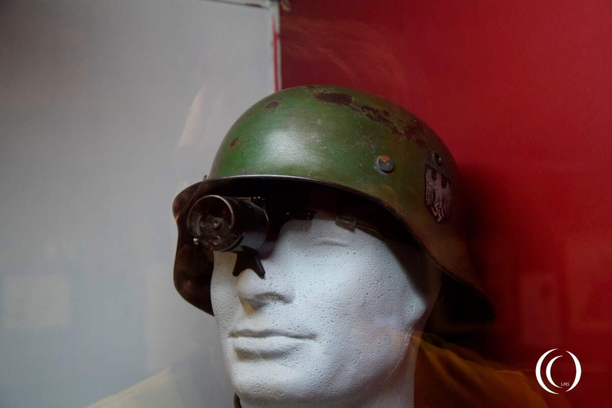 Bastogne Ardennes 44 Museum - Roka Bakelite headlight with nose rest - photo 2017