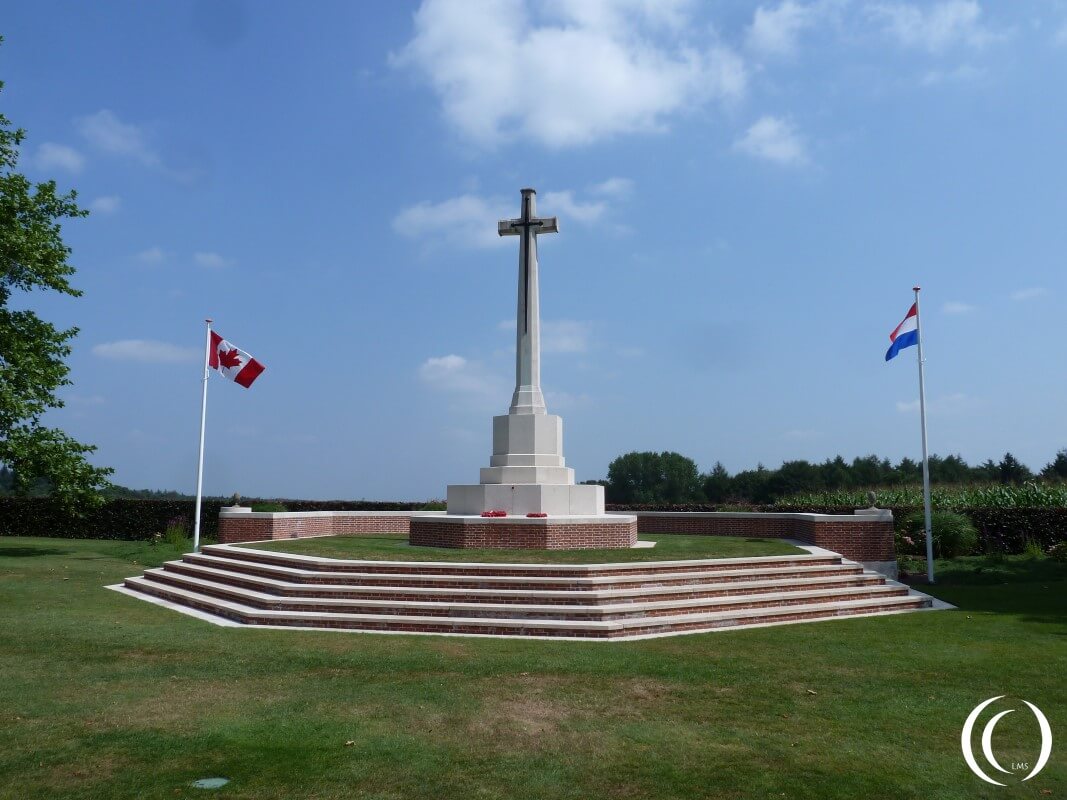 Cross of sacrifice with the Canadian and Dutch Flag