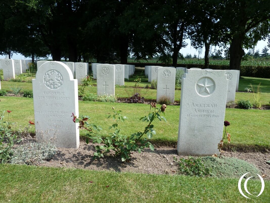 A Russian and Dutch Soldier next to each other - War Cemetery Groesbeek