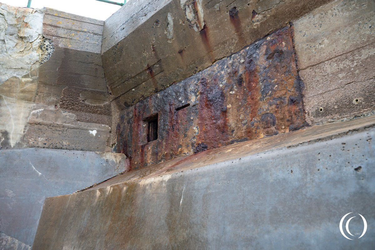 Machinegun bunker integrated in the Anti-tank wall, Widerstandnest Kemp Tower - Jersey, United Kingdom