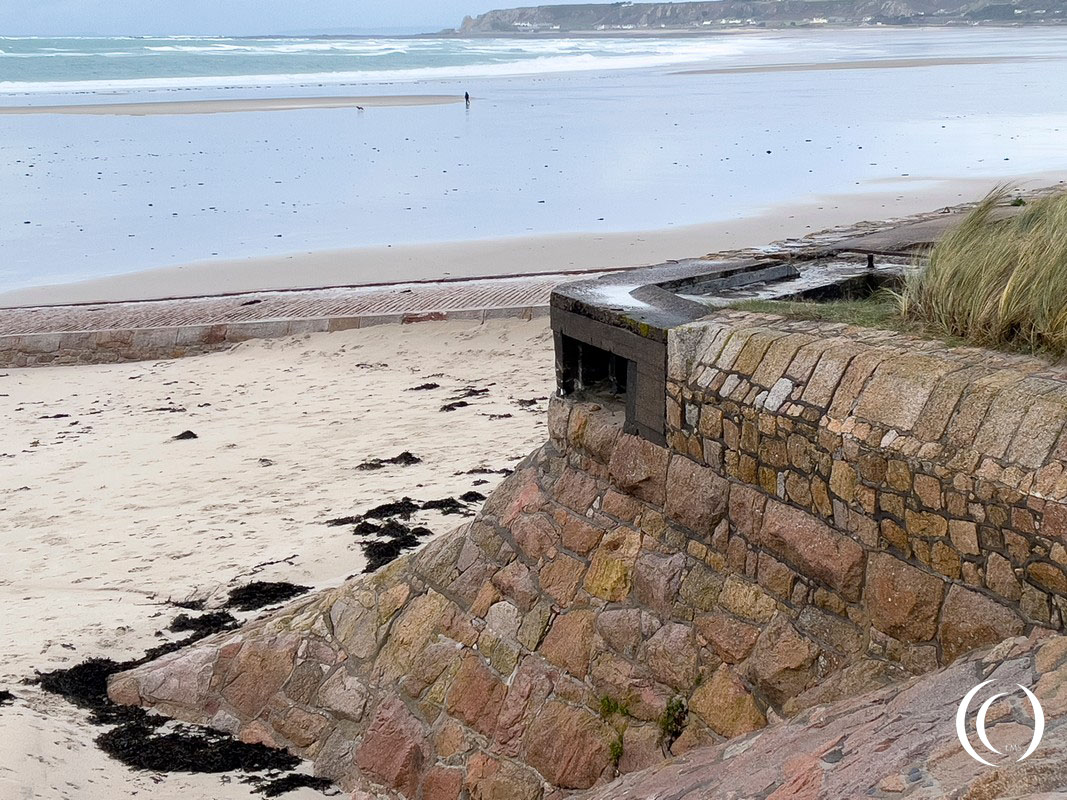 Machinegun stand intergrated in the sea wall at Widerstandsnest Le Braye - Jersey, United Kingdom